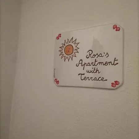 Rosa's With Terrace Appartamento *